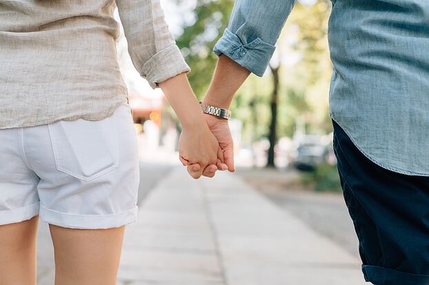 A man has no problem holding a woman's hand